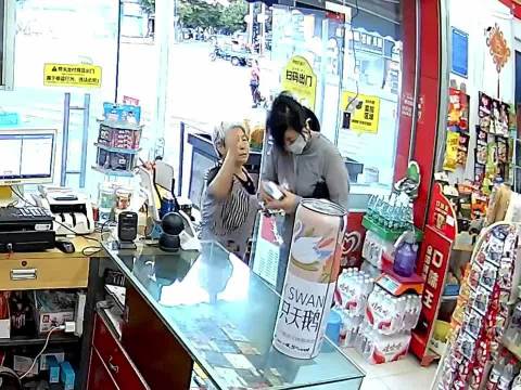 大妈这波可谓是用魔法击败了魔法！