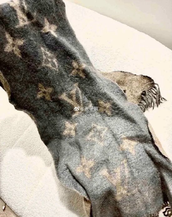 大牌围巾怎么系和搭配？LV羊绒机洗缩水，3类材质养护法+FAQ