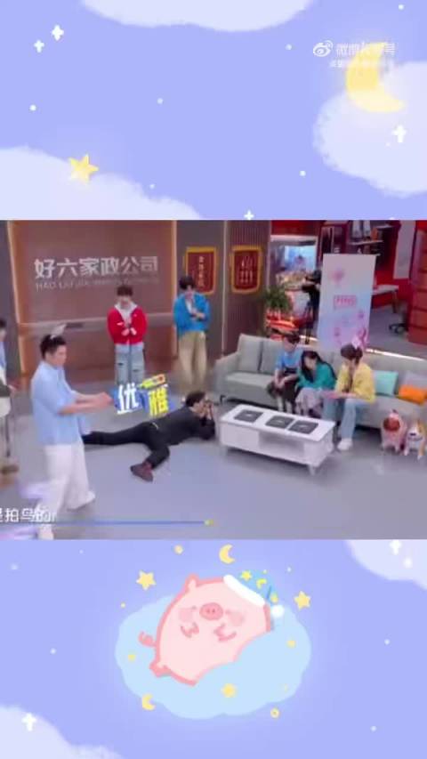 别的人拍照顶多蹲下身,李现直接趴地上,只为拍出理想的