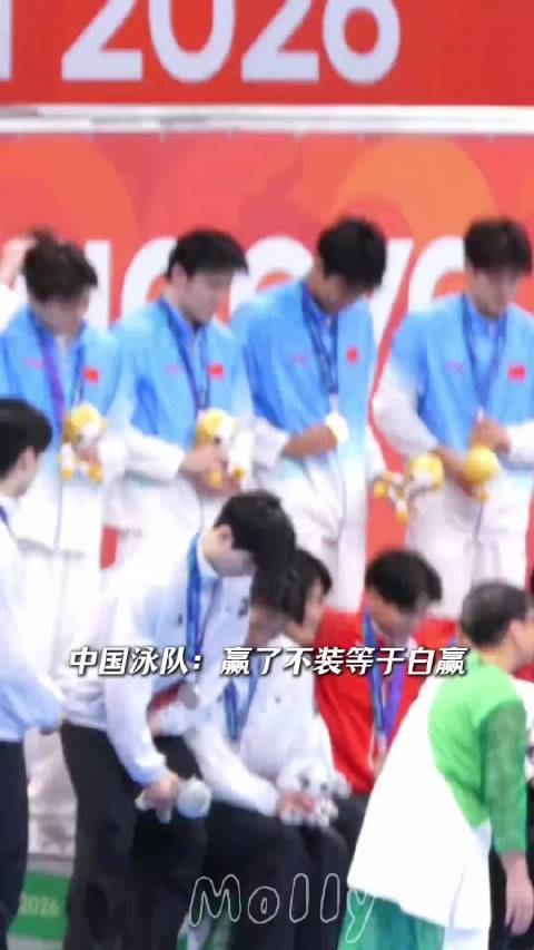三十金十三银十一铜，中国泳队包揽接力后凡尔赛，张展硕差一步美满