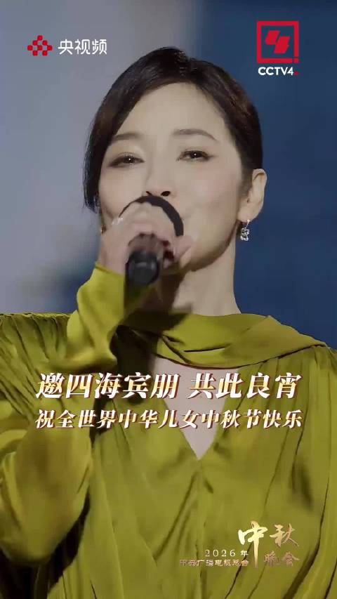 中秋晚会侯佩岑获赞门面，谢楠业务能力不输