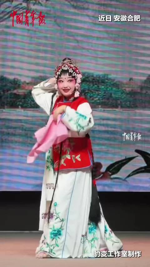 12岁女孩从容应对演出意外