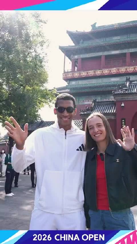 斯瓦泰克和阿利亚西姆穿中国传统服装游北京