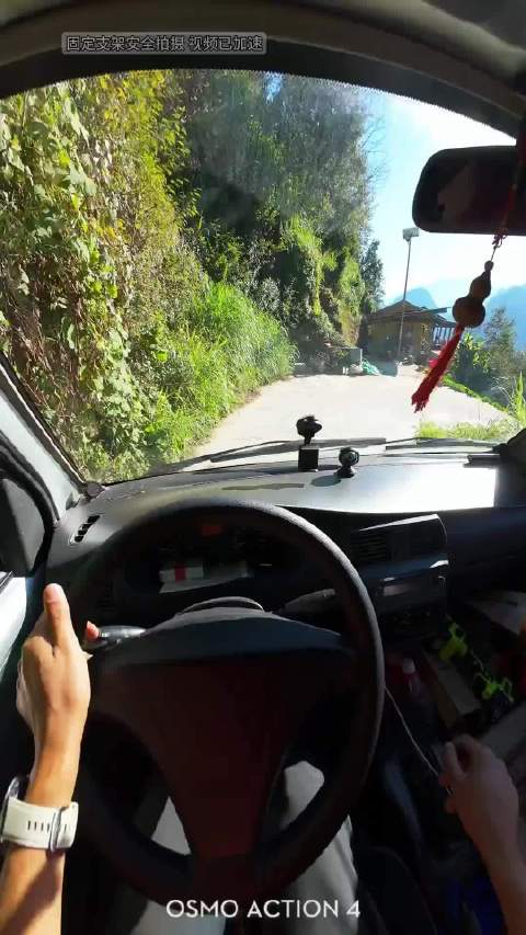单手打方向盘的男人最帅.各位老司机你们说是不是？