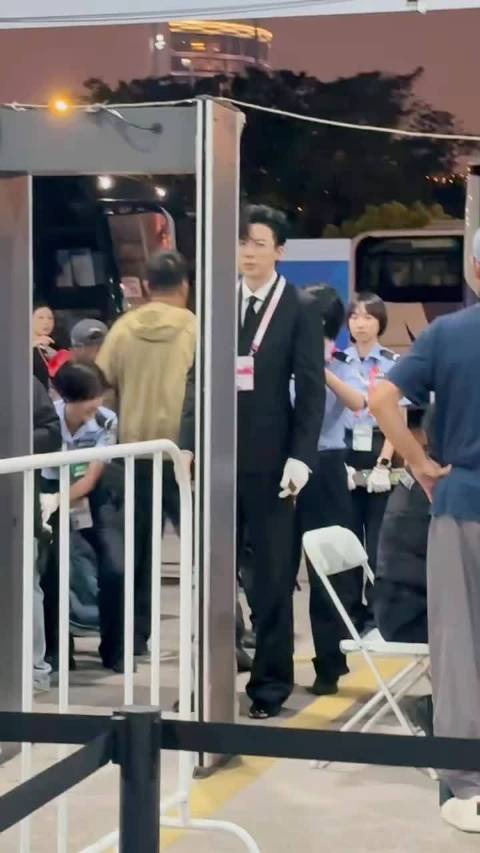 今天是西装革履的宁宁 帅爆了 @摩登兄弟刘宇宁 cr 水印