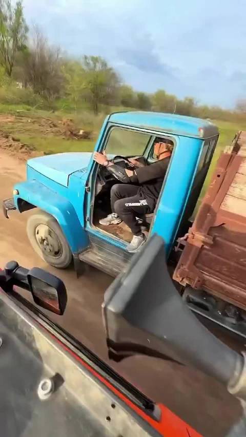一群人用卡车“拆除”砖筒仓