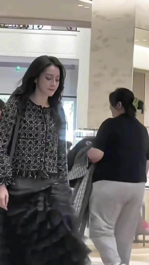 期待中雕明珠迪丽热巴闪耀巴黎 巴黎的镜头，准备好迎接这场东方惊艳吧