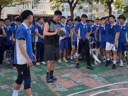 郭艾伦现身宝一外校园，与学子零距离互动！兄弟放话：原片直发，不剪辑不修饰