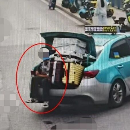 一出租车飞驰过程中，后备厢敞开坐着人？警方还原事发全过程