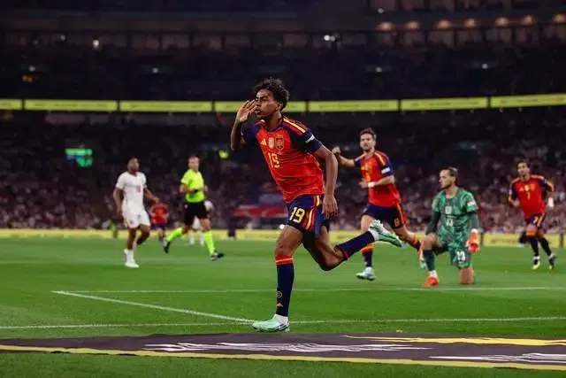3-2！亚马尔闪电破门，凯恩失点球，贝林助攻难救主，西班牙8连胜