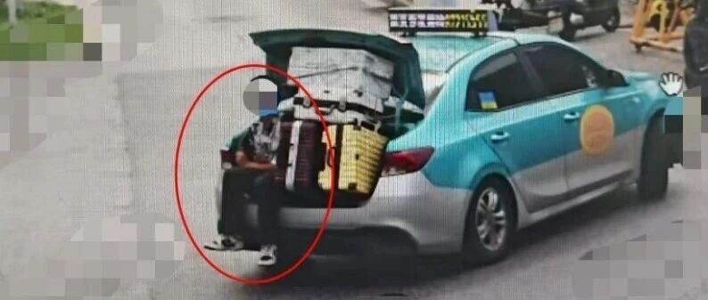 扬州一出租车后备箱放多个行李箱还坐了个人，警方：大学生赶火车打不到车，的哥心存侥幸让其坐后备箱，涉事的哥已被停运并处罚