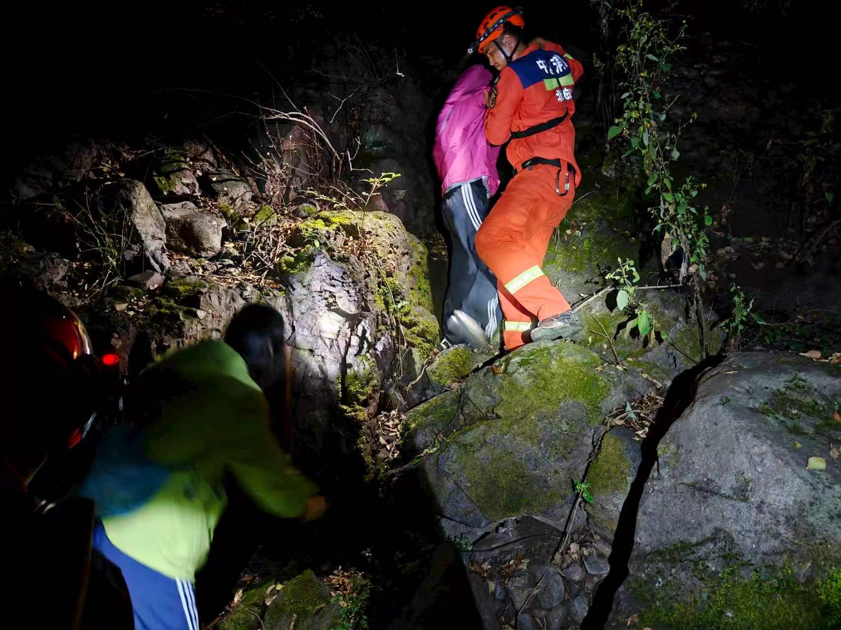 中秋夜母女误入野山被困,门头沟多部门联合搜救脱险 中秋夜母女误入野山被困,门头沟多部门联合搜救脱险