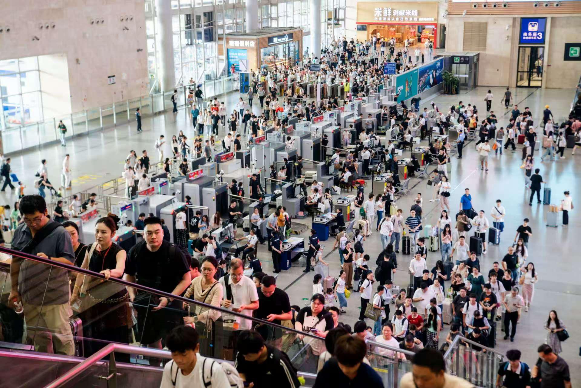 中秋假期返程客流高峰日,国铁广州局预计发送旅客230.7万人次 中秋假期返程客流高峰日,国铁广州局预计发送旅客230.7万人次