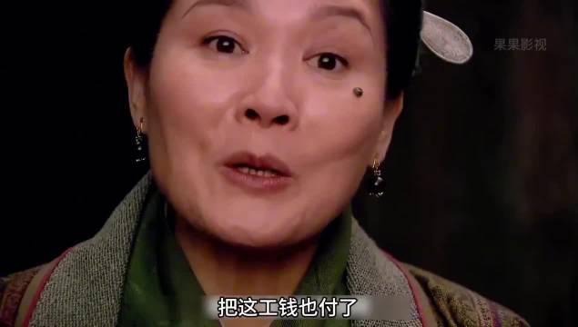西门庆借付工钱豪掷十两，推让间抓金莲小手