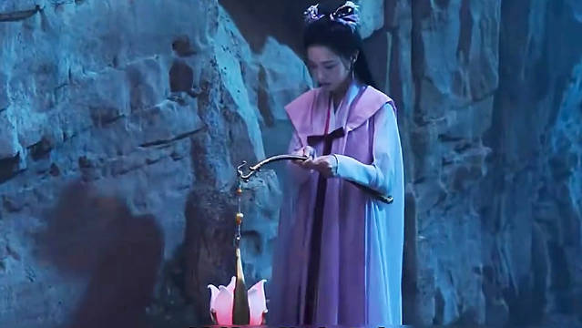 女人惊恐的发现手中的灯笼非同一般