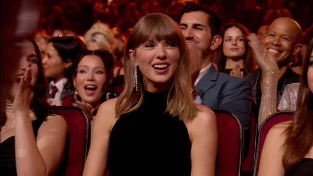 霉霉Taylor Swift登台前和粉丝握手！