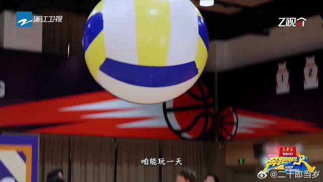 白鹿接连奋力起跳六回，虽然没能碰到悬在空中的大球，但也是努力了