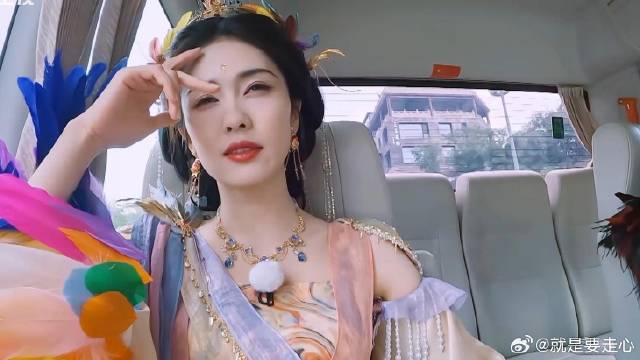 白鹿模仿范丞丞看跑男 表情简直一模一样，导演都被逗笑！