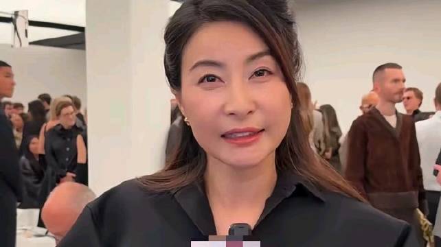 郭晶晶9月27日亮相米兰BV春夏时装秀，诠释简约舒适理念