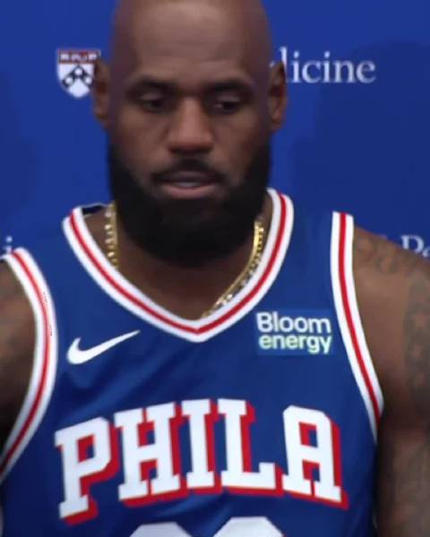 “你们都知道我是谁，对吧？”