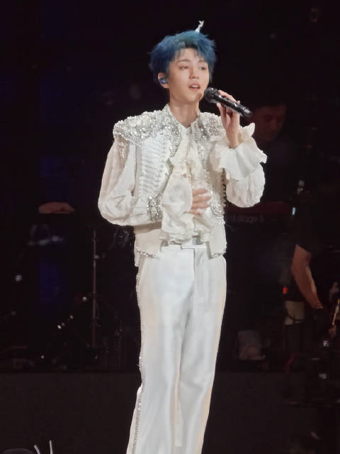 戴着生日帽的小寿星来唱《继续 给15岁的自己》格外让人想哭