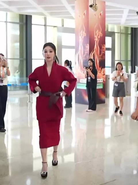 紫今天穿一身红好喜庆 大红大紫