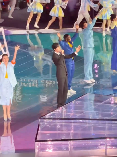 刘宇宁世赛闭幕式压轴，撞头没慌继续唱歌太稳了
