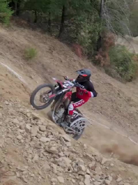 极限越野摩托车手挑战崎岖山路飞跃，空中特技失败，万幸只伤屁股