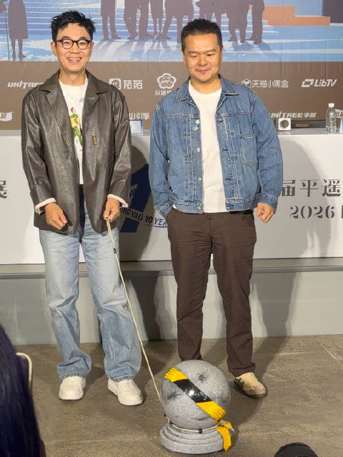别人遛狗，大鹏遛石墩子