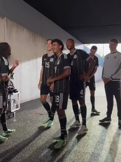 DFB和拜仁慕尼黑首席球衣男模—布拉德皮特·格纳布里