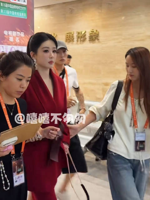 总裁范儿拿捏！红气养人！意气风发的大女主！期待杨紫明天拿奖