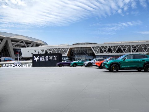 出行好搭子，15万级大五座SUV续航扎实的极狐阿尔法T7