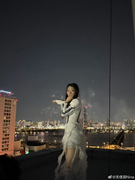 沈佳润晚霞下演唱就骗我一次适配度拉满