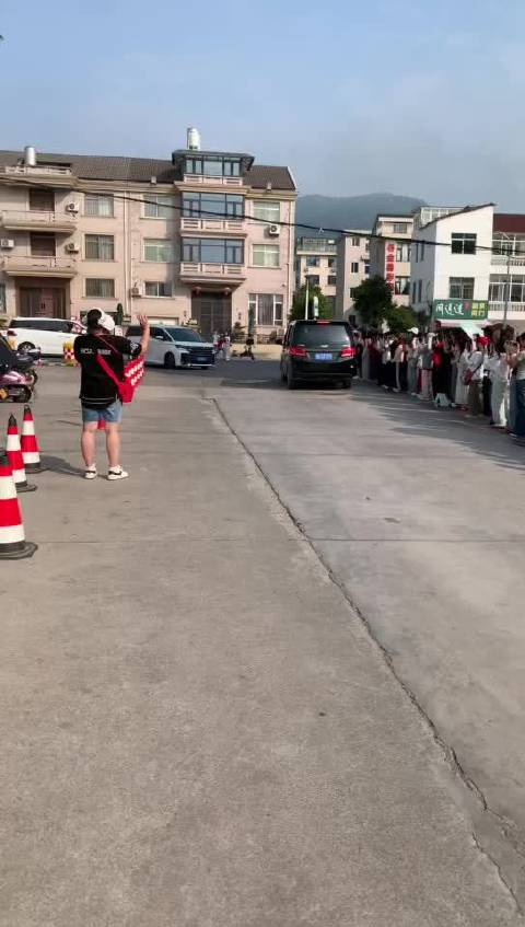 任嘉伦9月28日上班，沉淀后更显成熟稳重