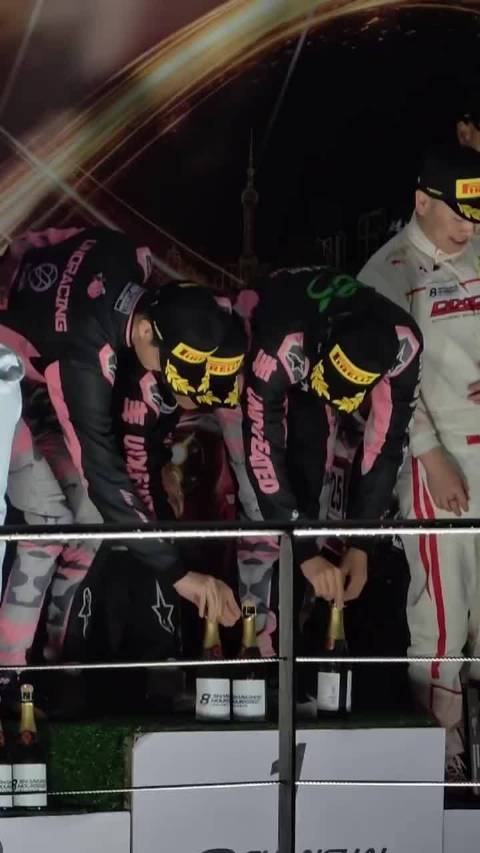 RMB组合夺冠奖杯+1，王一博遭香槟狂喷
