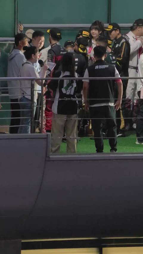 王一博车组获冠军，开香槟最慢之人成亮点