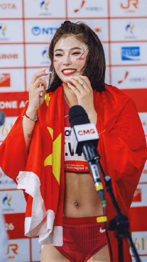 好有爱！吴艳妮陈圆将身披国旗拥抱，最懂彼此的不易，中国跨栏骄傲