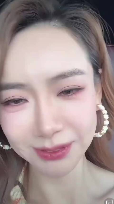 戚薇以前直播的时候被粉丝要求看看腿…