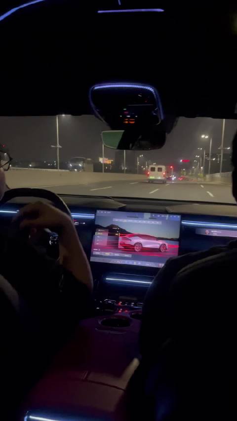 《体验》 周末跟咪出门逛街，临走看到一家很酷的跑车店…