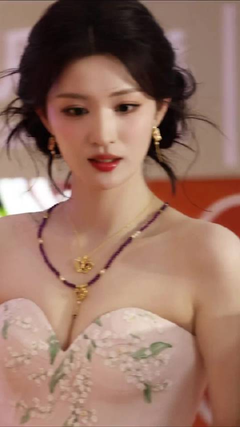 王楚然刺绣礼服造型，我每一次都会被她的惊艳到呀