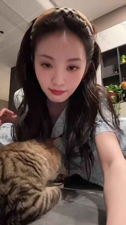 田曦薇直播被猫康康如卡车压住