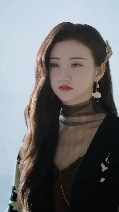 温柔坚韧，给人带来阳光温暖治愈，内心深处的破碎感，真的很心疼她！ 景甜