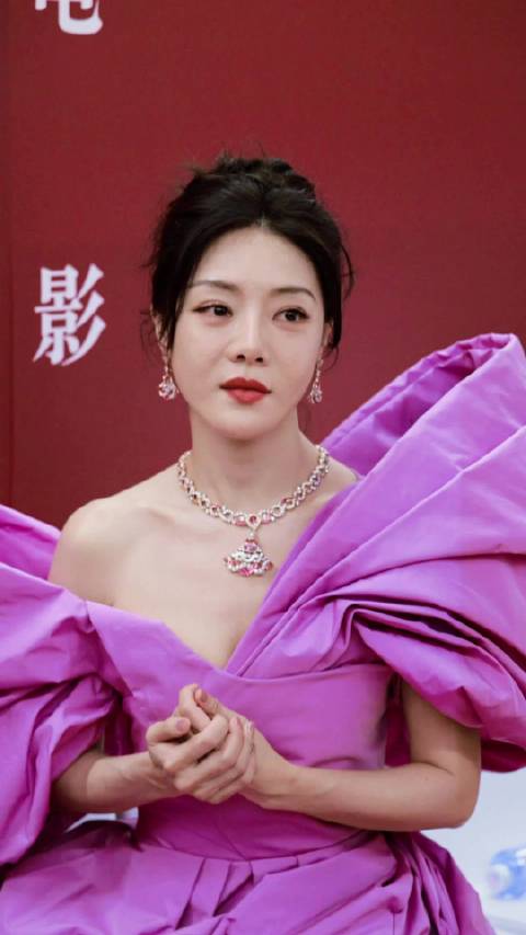 43岁的国民小姨妈邓家佳，阳光明媚的自然之美！
