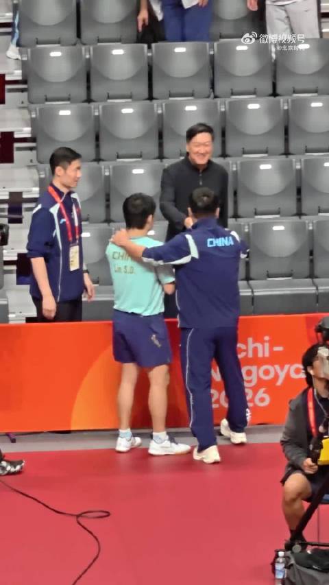 提前锁定金银！王皓捧起石头的脸吧唧就是一口！