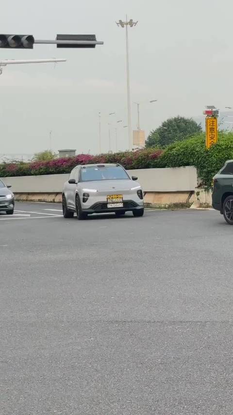 港澳粤三地车牌含金量高，车主需纳税2000万开国产车