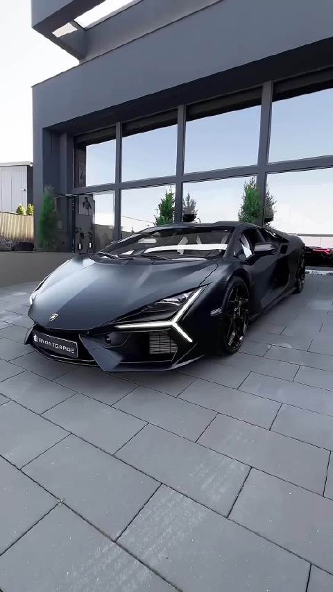 “兰博基尼Revuelto，V12混动蛮牛降临”