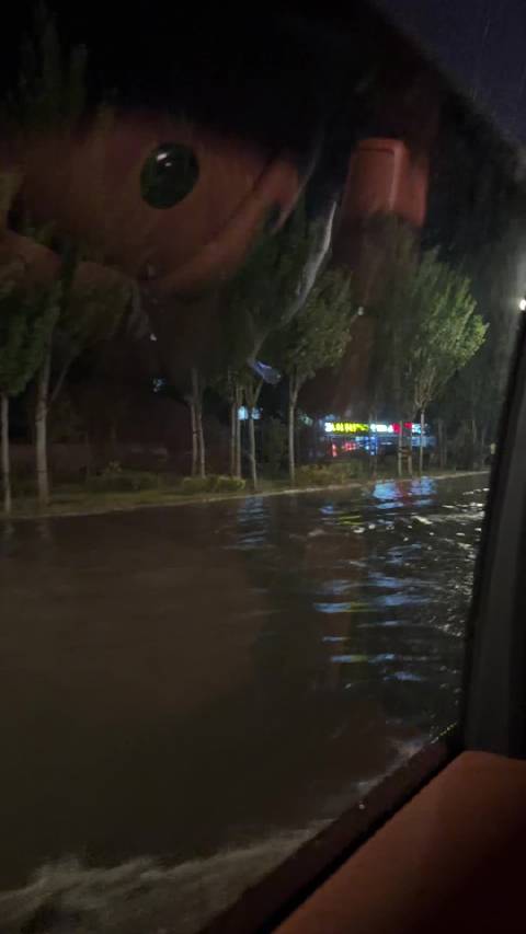 下暴雨的时候稳稳通过仰望U8