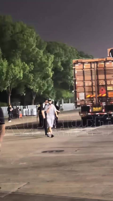 卧槽！王一博在和谁发语音我自有判断