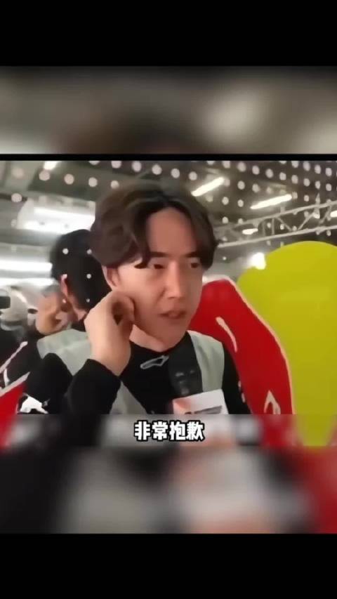 好样的！不等提问主动开口！王一博赛后采访主动为车辆碰撞道歉