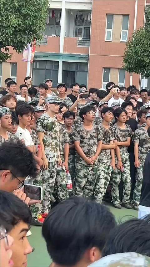 当湖南法拉利遇到大一直升机，这哥们把肖他当背景板了